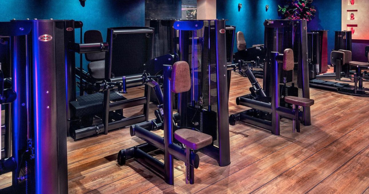 Elite athlete training with Gym80 Pure Kraft strength machine, showcasing biomechanical precision and German-engineered performance equipment