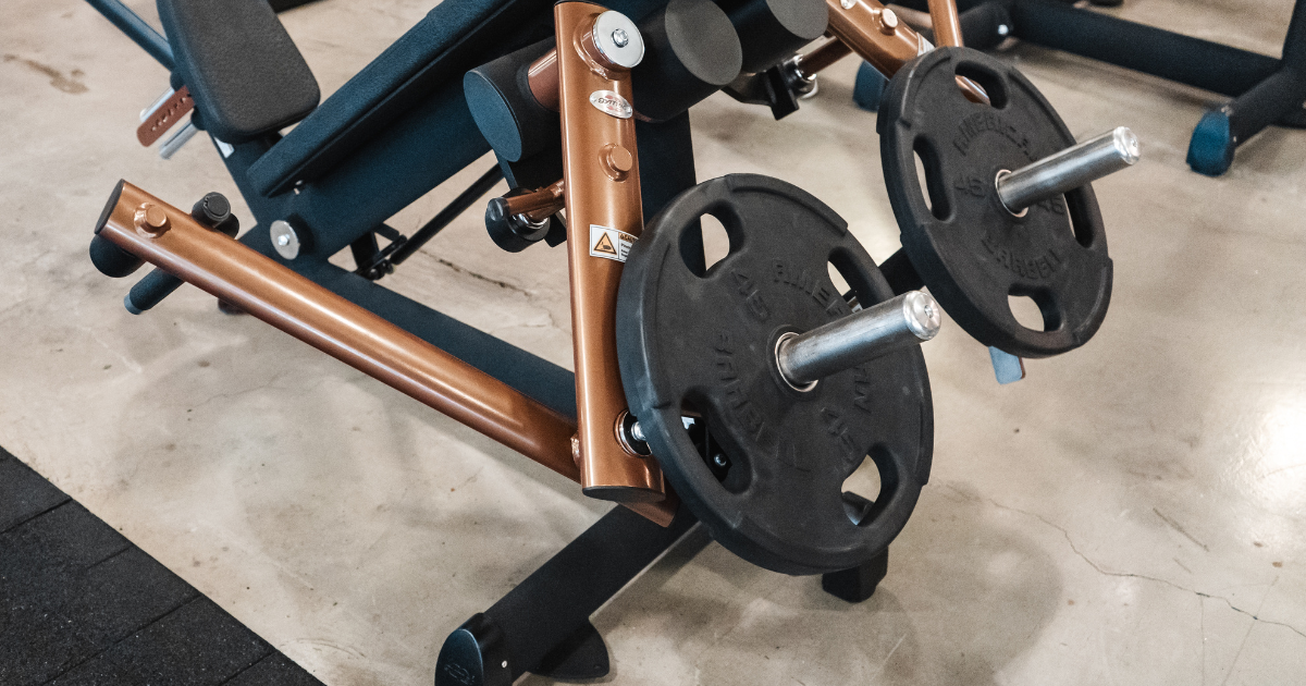 Professional athlete using gym80 Pure Kraft gym machine – German-engineered plate-loaded strength equipment designed for optimal biomechanics and joint safety