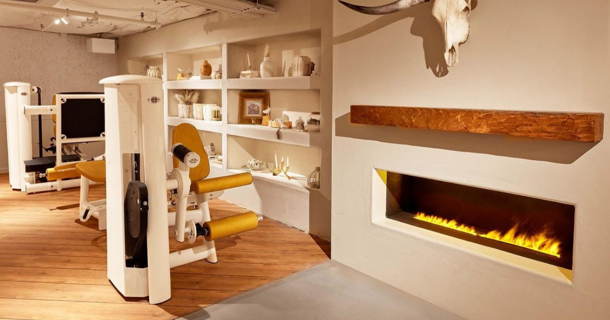 Premium commercial gym space featuring selectorized strength machines with smooth weight-stack resistance, ergonomic pads, and welded-frame stability designed for experienced lifters using Gym80-style biomechanics.